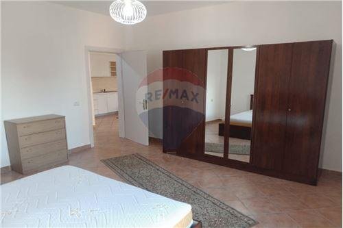 Apartament - Me Qira - Myslym Shyri, Shqipëri
Apartament 1+1 per qira tek Myslym Syri