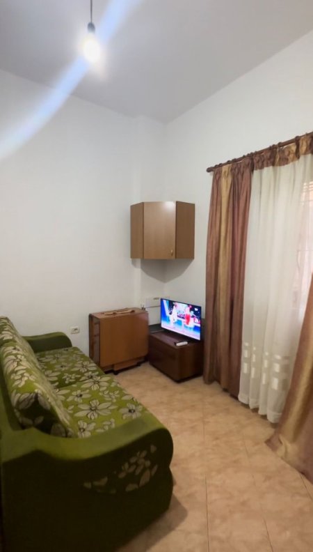 Shitet apartament Grasoniere, mbrapa Globe, Rruga e Kavajes.