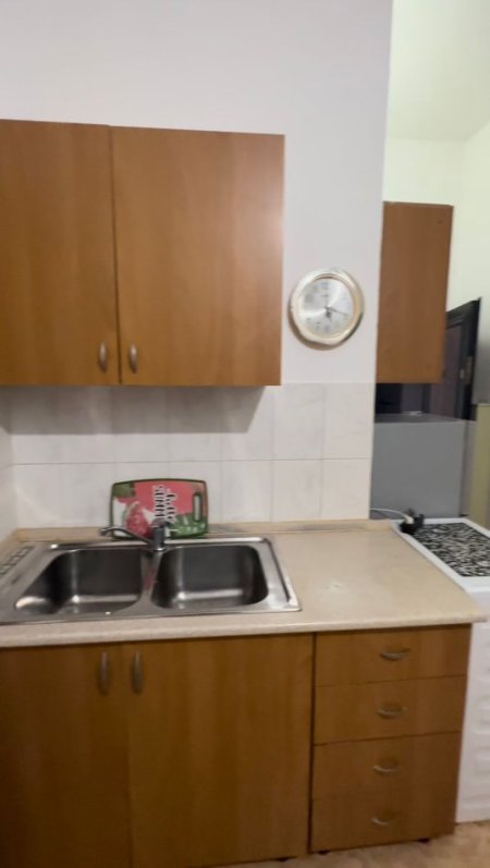 Shitet apartament Grasoniere, mbrapa Globe, Rruga e Kavajes.