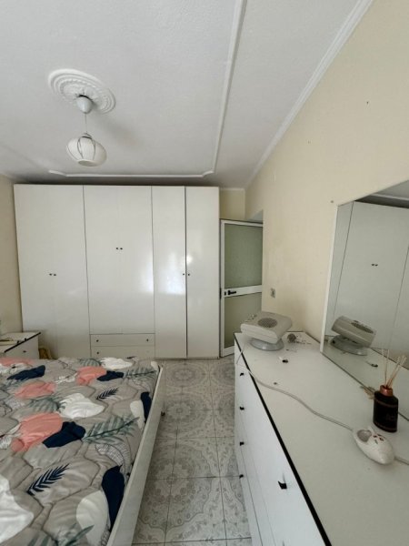 Jepet me qera apartamenti 1+1 350 mije leke , rruga Bardhyl prane Bar Oslo.