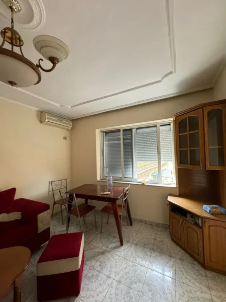 Jepet me qera apartamenti 1+1 350 mije leke , rruga Bardhyl prane Bar Oslo.