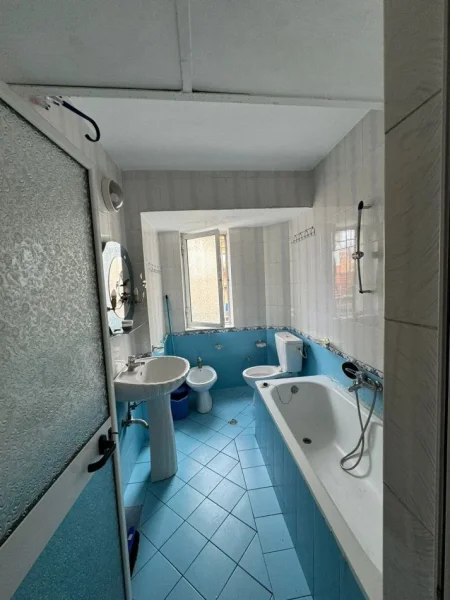 Jepet me qera apartamenti 1+1 350 mije leke , rruga Bardhyl prane Bar Oslo.