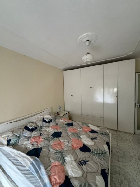 Jepet me qera apartamenti 1+1 350 mije leke , rruga Bardhyl prane Bar Oslo.