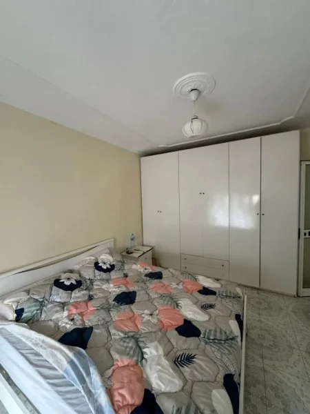 Jepet me qera apartamenti 1+1 350 mije leke , rruga Bardhyl prane Bar Oslo.