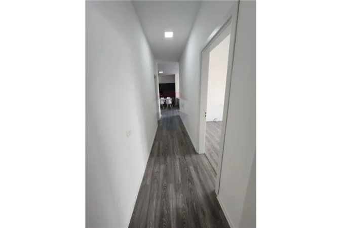 Apartament - Me Qira - Rruga e Dibrës, Shqipëri
Jepet me qera Aprtament 2+1+2 Rruga e Dibres