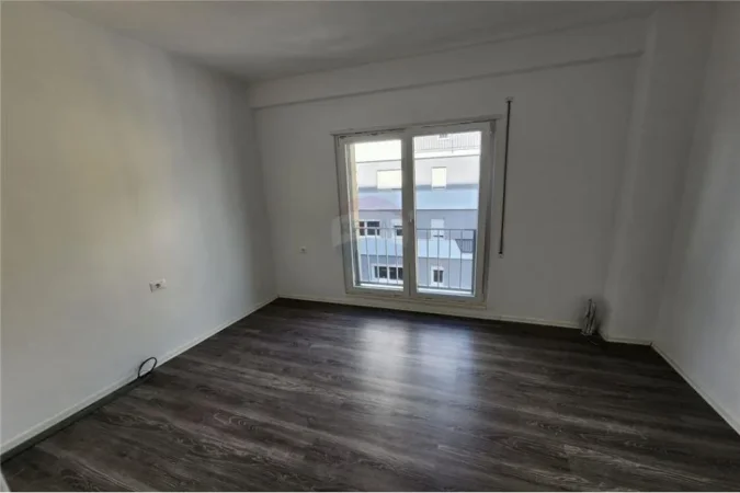 Apartament - Me Qira - Rruga e Dibrës, Shqipëri
Jepet me qera Aprtament 2+1+2 Rruga e Dibres