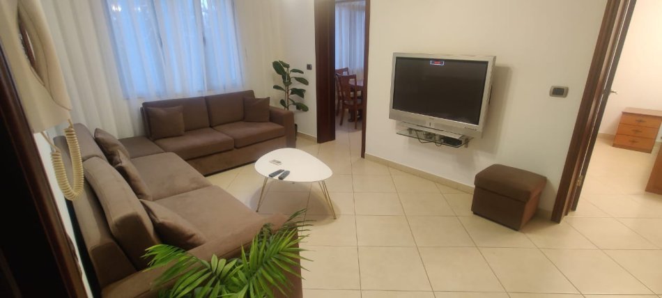 JEPET ME QERA APARTAMENT 1+1+AMBJENT GATIMI 450 EURO RR E DIBRES