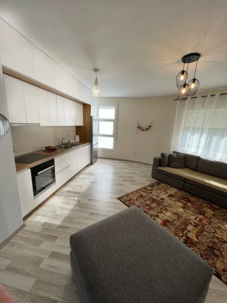 Fresku, jepet me qera apartament 1+1.