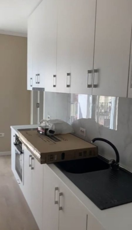 Jepet me qera apartamenti 2+1 650 euro Bosh, rruga Mine Peza prane Prokurorise.