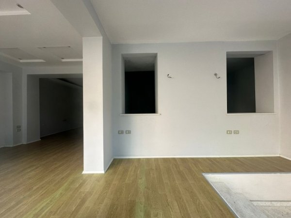 📢Shitet  Ambjent Biznesi ne Bllok, sip:140 m2🔑