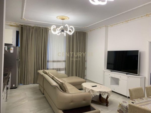 Jepet me qera apartament 2+1 dhe post parkimi - Rr. Ferit Xhajko