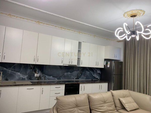 Jepet me qera apartament 2+1 dhe post parkimi - Rr. Ferit Xhajko