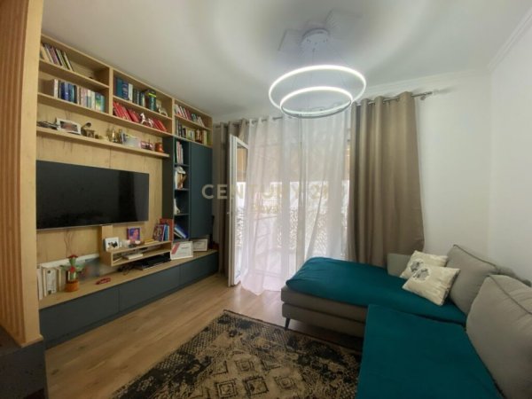 SHESIM APARTAMENT 2+1+2 +POST PARKIMI PRANE LIQENIT TE THATE TEK PARK LIFE