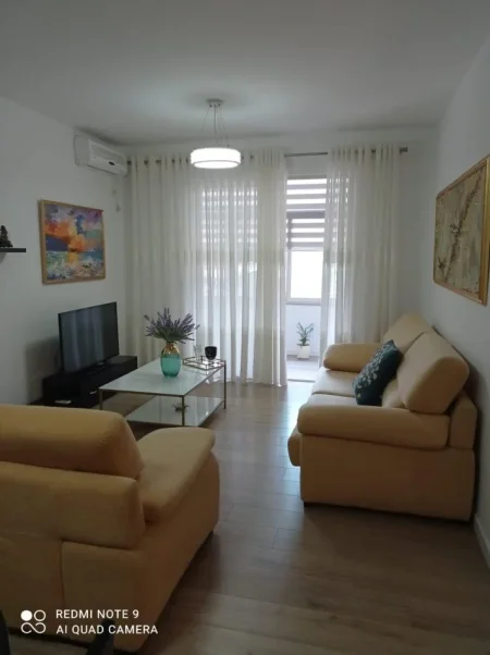 jepet me qira 1+1 astir kompleksi molla 370 euro