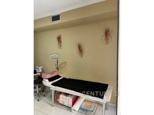 Shitet Garsoniere dhe Dyqan te Varri Bomit.