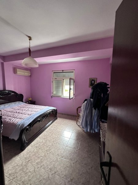 Shitet apartament 4+1+3 tualete tek Rruga e Barrikadave