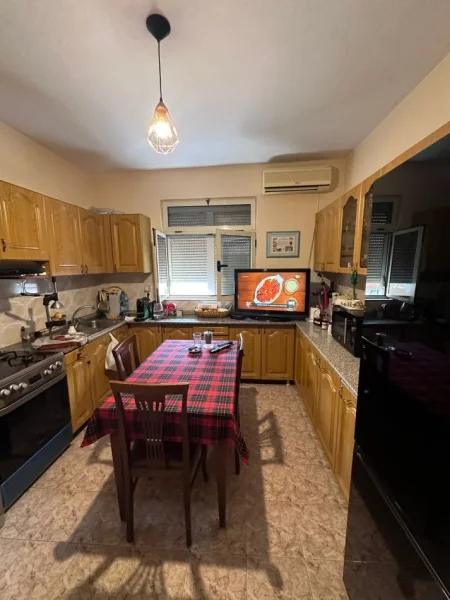 Shitet apartament 4+1+3 tualete tek Rruga e Barrikadave