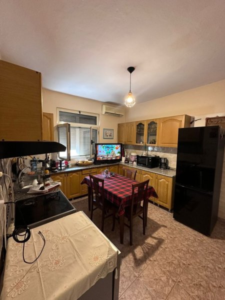 Shitet apartament 4+1+3 tualete tek Rruga e Barrikadave