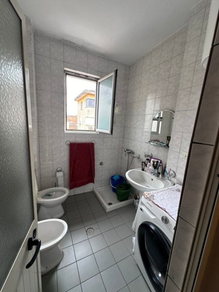 Shitet apartament 4+1+3 tualete tek Rruga e Barrikadave