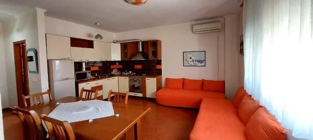 Mali Robit, jepet me qera apartament 2+1 Kati 4, 62 m² 30 Euro/nata