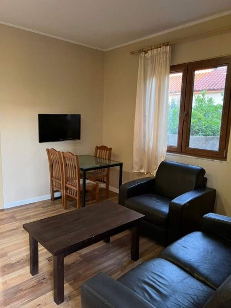 Tirane, jap me qera shtepi private, kati i dyte, me oborr,1+1, 70 m²  250 euro  (Rruga Todi Shkurti, tek Grandi, tregu elektrik)