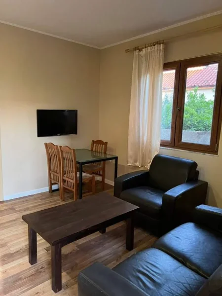 Tirane, jap me qera shtepi private, kati i dyte, me oborr,1+1, 70 m²  300 euro  (Rruga Todi Shkurti, tek Grandi, tregu elektrik)