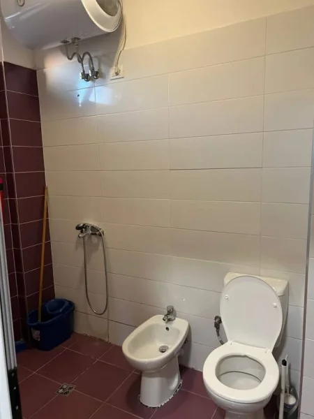 Tirane, jap me qera shtepi private, kati i dyte, me oborr,1+1, 70 m²  300 euro  (Rruga Todi Shkurti, tek Grandi, tregu elektrik)