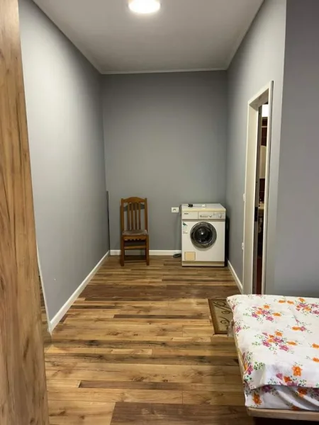 Tirane, jap me qera shtepi private, kati i dyte, me oborr,1+1, 70 m²  300 euro  (Rruga Todi Shkurti, tek Grandi, tregu elektrik)