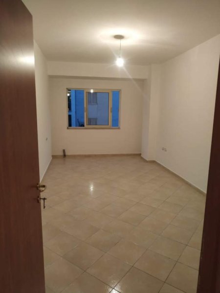Tirane, jepet me qera apartament 2+1+BLK Kati 5, 115 m² 30.000 Leke (Adresa:  Yzberisht . Afer eco market)