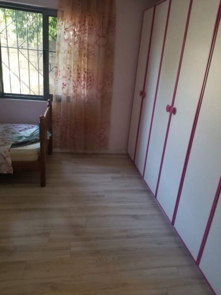 Tirane, jepet me qera apartament 2+1+BLK Kati 1, 75 m² 25.000 Leke (Adresa: ne fund te rruges Siri Kodra)