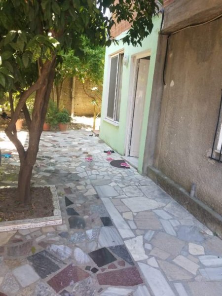 Tirane, jepet me qera apartament 2+1+BLK Kati 1, 75 m² 25.000 Leke (Adresa: ne fund te rruges Siri Kodra)