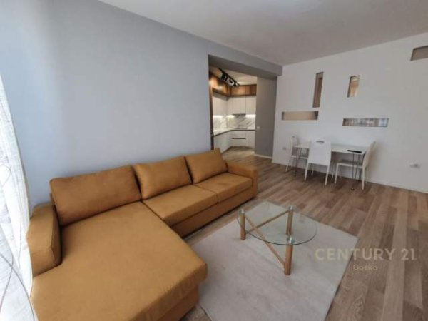 Tirane, jepet me qera apartament 2+1 Kati 10, 90 m² 550 Euro (Ish fusha e aviacionit)