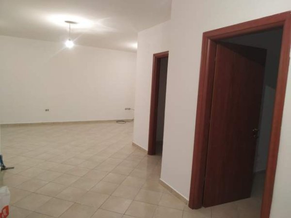 Tirane, jepet me qera apartament 2+1+BLK Kati 5, 115 m² 30.000 Leke (yzberisht)