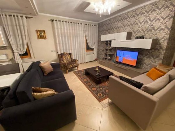 Tirane, jepet me qera apartament 3+1 Kati 9, 164 m² 1.200 Euro