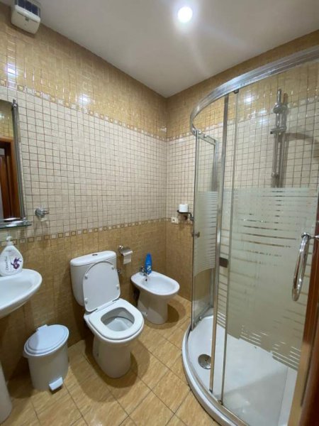 Tirane, jepet me qera apartament 3+1 Kati 9, 164 m² 1.200 Euro