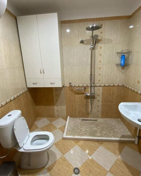 Tirane, jepet me qera apartament 3+1 Kati 9, 164 m² 1.200 Euro