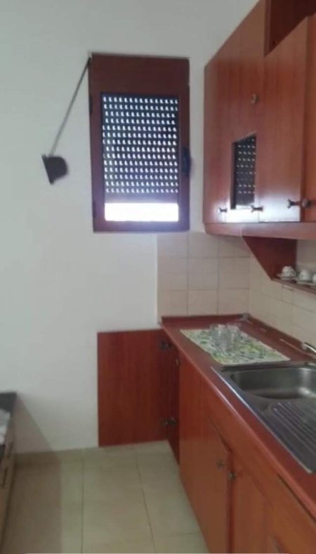 Tirane, jepet me qera apartament 1+1+BLK Kati 2, 300 Euro (selite)