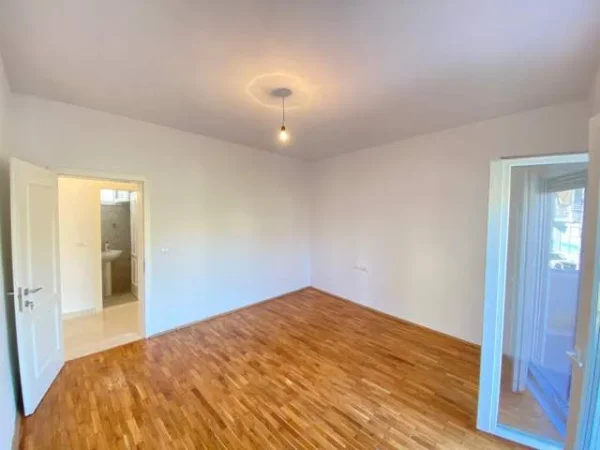 Tirane, jepet me qera ambjent biznesi Kati 1, 200 m² 2.000 Euro (RRUGA IRFAN TOMINI)