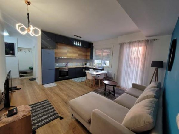 Tirane, jepet me qera apartament 2+1 Kati 6, 89 m² 500 Euro (Brryli)