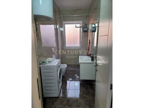 Tirane, jepet me qera apartament 2+1 Kati 6, 89 m² 500 Euro (Brryli)