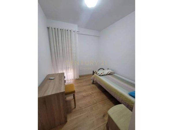 Tirane, jepet me qera apartament 2+1 Kati 6, 89 m² 500 Euro (Brryli)