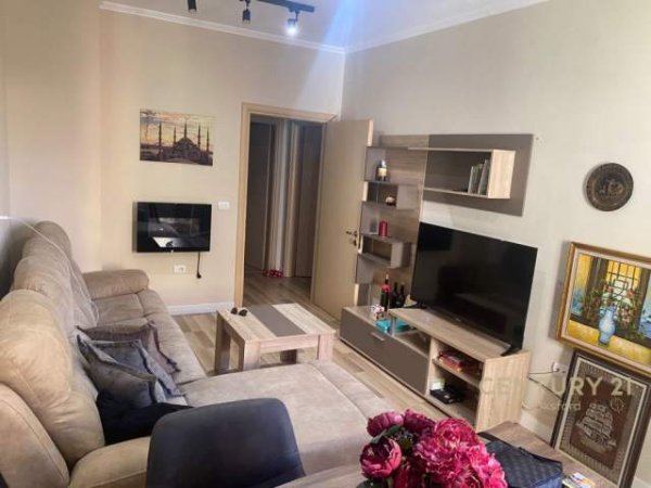 Tirane, jepet me qera apartament 1+1 Kati 5, 51 m² 400 Euro (Komuna e parisit)