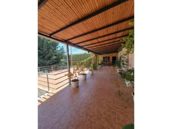 Tirane, shes ambjent biznesi Kati 1, 1.280 m² 1.200.000 Euro (Autostrada Tirane-Durres)