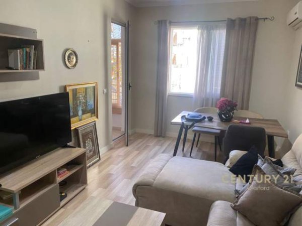 Tirane, jepet me qera apartament 1+1 Kati 5, 51 m² 400 Euro (Komuna e parisit)