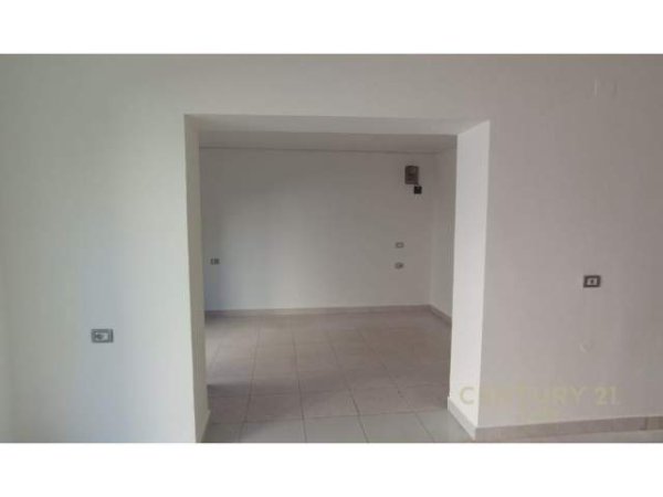 Tirane, jepet me qera ambjent biznesi Kati 0, 115 m² 350 Euro (Ali Demi)