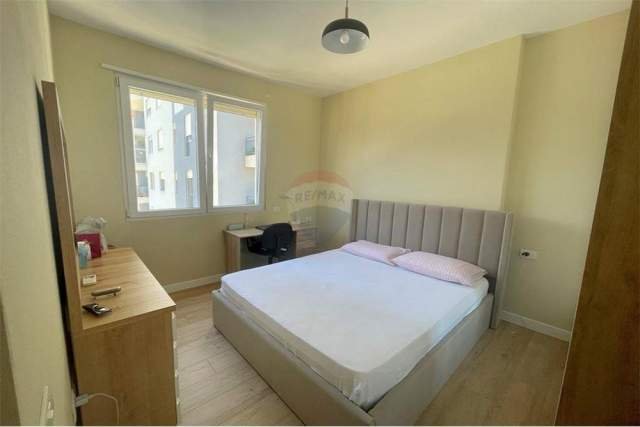 Tirane, jepet me qera apartament 2+1+BLK Kati 4, 86 m² 550 Euro (Rruga e Dafinave)