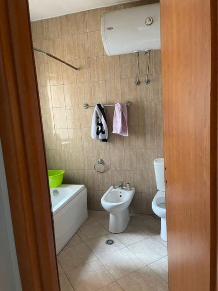 Tirane, jepet me qera apartament 1+1+BLK Kati 8, 70 m² 35.000 Leke (siri kodra)