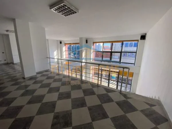 Durres, jepet me qera ambjent biznesi Kati 0, 311 m² 1.600 Euro (Vollga)