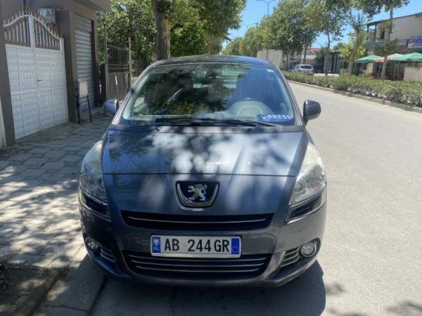 Fier, shitet makine Peugeot 5008 Viti 2011, 6.000 Euro