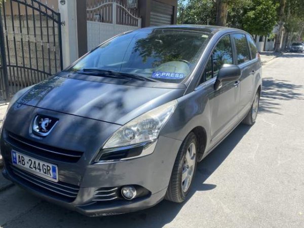 Fier, shitet makine Peugeot 5008 Viti 2011, 6.000 Euro